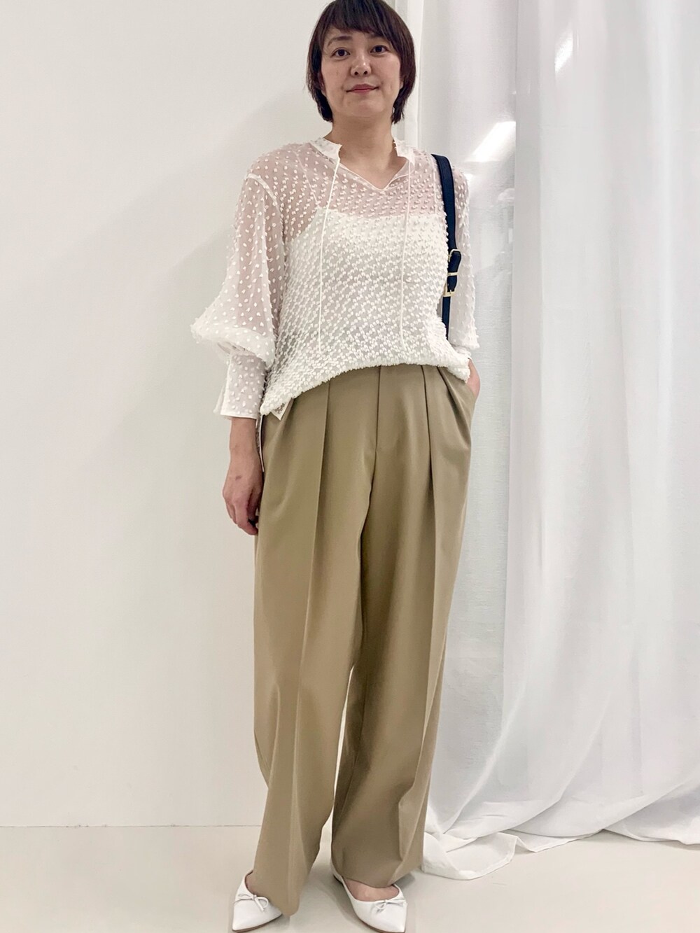 「大人カジュアル、オトナカジュアル、シアートップス、チノパン、シア―ブラウス、透け感、透け感ブラウス、春コーデ、春、ボディバッグ、上品カジュアル、上品」｜「NOLLEY’Sのポインテッドトゥバレエシューズ（バレエシューズ、ホワイト系）」を使った、Yuki.Tさん（レディース・163cm）の冬コーディネートの3枚目の写真