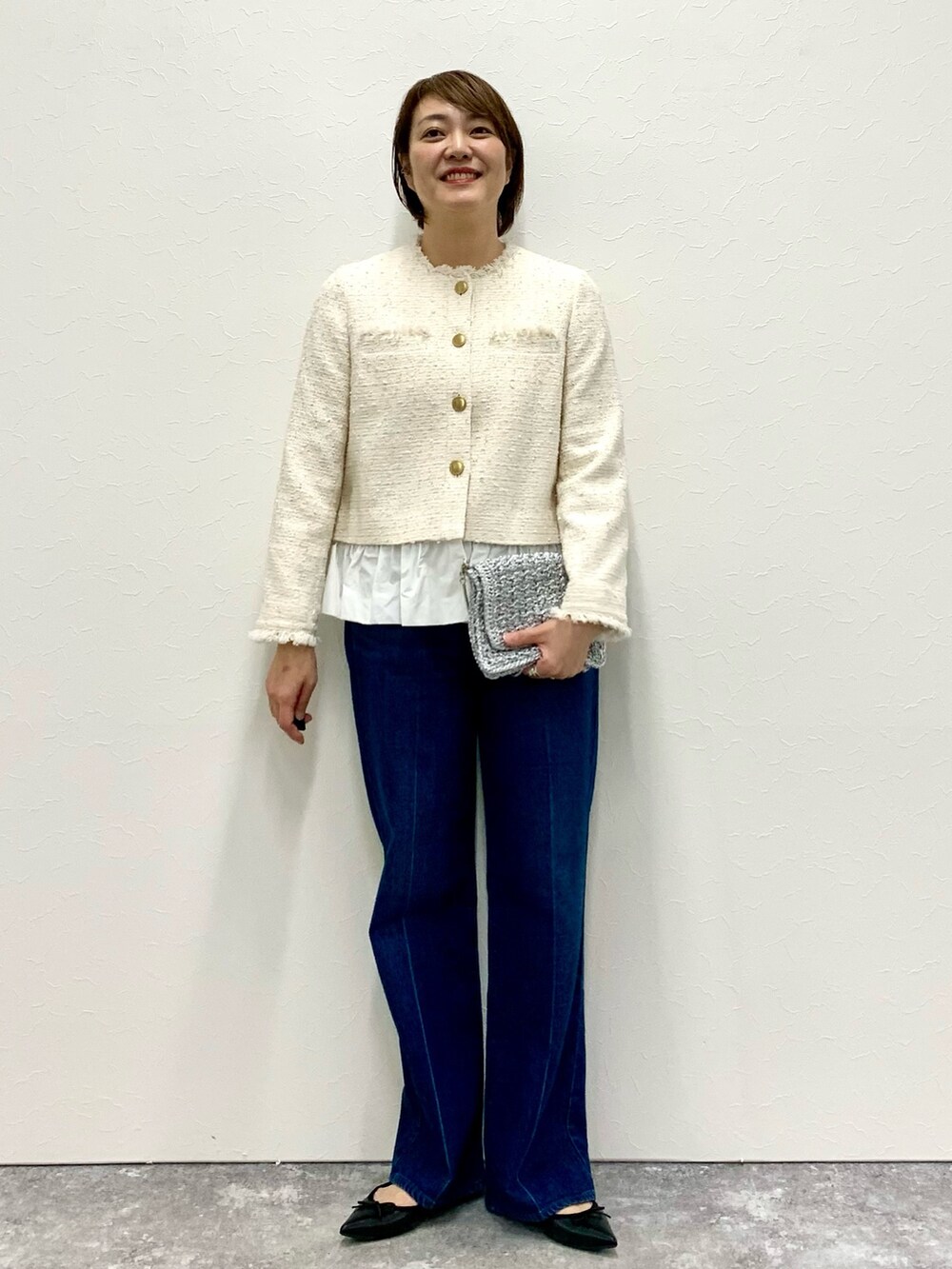 「ジャケット、ジャケットコーデ、ジャケット　デニム、デニム、デニムパンツ、大人カジュアル、オトナカジュアル、きれいめカジュアル、ツイード、ツイードジャケット、ママコーデ」｜「Rie Millerのセンタープレスハイウエストデニム（デニムパンツ、ブルー系）」を使った、Yuki.Tさん（レディース・163cm）の冬コーディネートの5枚目の写真
