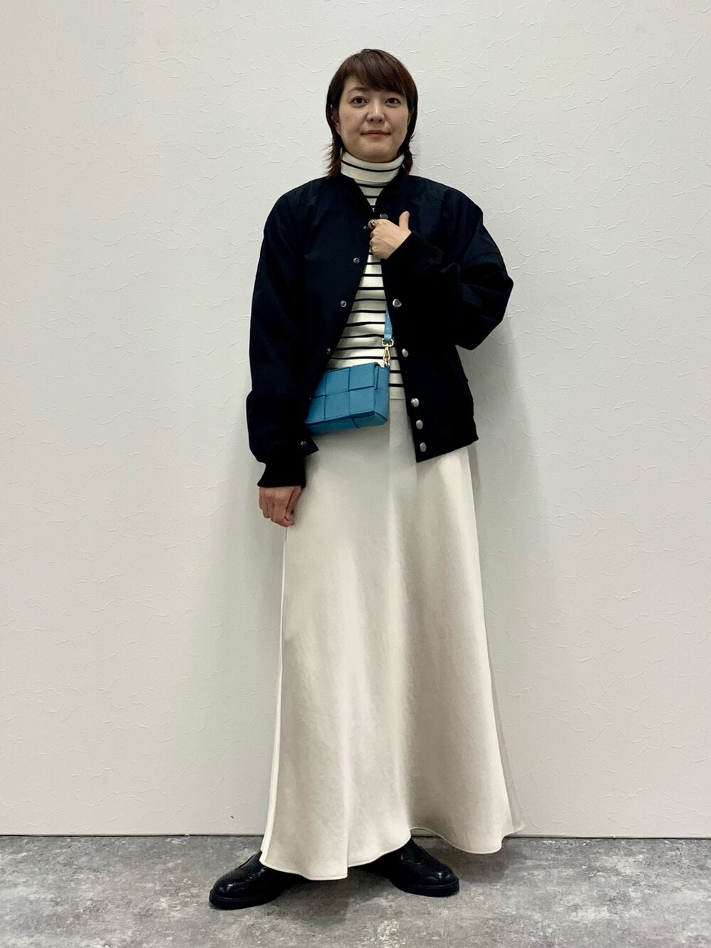 「きれいめカジュアル、大人カジュアル、大人コーデ、大人女子、オトナカジュアル、秋冬コーデ、秋コーデ、秋のコーデ、スタジャン、オトナ女子」｜「NOLLEY’Sの◇【WEB限定】サテンバイアスフレアスカート（スカート、ホワイト系）」を使った、Yuki.Tさん（レディース・163cm）の秋コーディネートの3枚目の写真