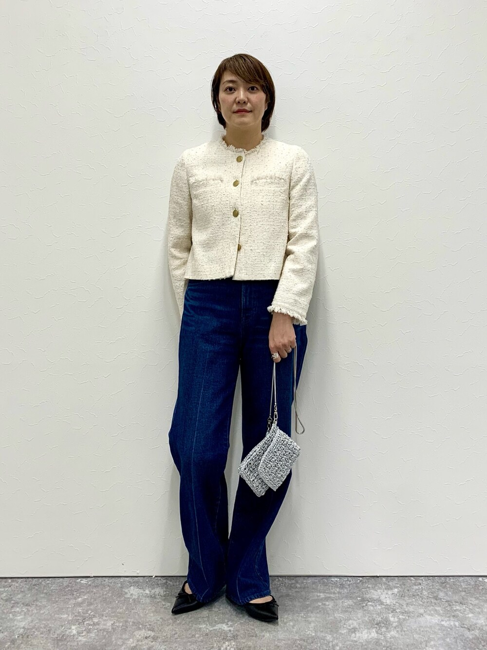 「ジャケット、ジャケットコーデ、ジャケット　デニム、デニム、デニムパンツ、大人カジュアル、オトナカジュアル、きれいめカジュアル、ツイード、ツイードジャケット、ママコーデ」｜「Rie Millerのセンタープレスハイウエストデニム（デニムパンツ、ブルー系）」を使った、Yuki.Tさん（レディース・163cm）の冬コーディネートの2枚目の写真
