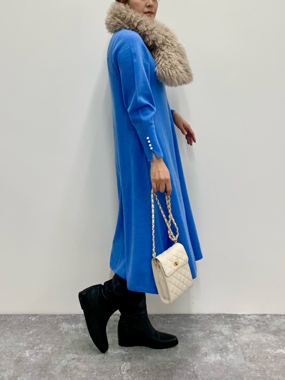 「お出かけコーデ、オトナ女子、忘年会、ニットワンピース、大人かわいい、オトナカジュアル、ロングブーツ、ファー小物、ファー」｜「NOLLEY’Sのキルトチェーンポシェット（ショルダーバッグ、ホワイト系）」を使った、Yuki.Tさん（レディース・163cm）の冬コーディネートの3枚目の写真