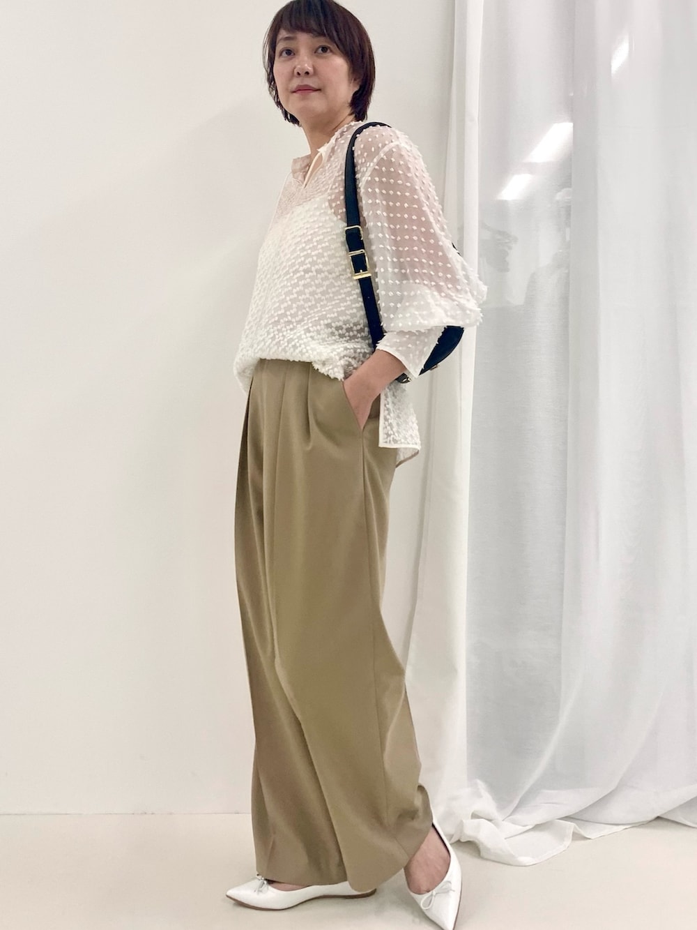 「大人カジュアル、オトナカジュアル、シアートップス、チノパン、シア―ブラウス、透け感、透け感ブラウス、春コーデ、春、ボディバッグ、上品カジュアル、上品」｜「NOLLEY’Sのポインテッドトゥバレエシューズ（バレエシューズ、ホワイト系）」を使った、Yuki.Tさん（レディース・163cm）の冬コーディネートの4枚目の写真