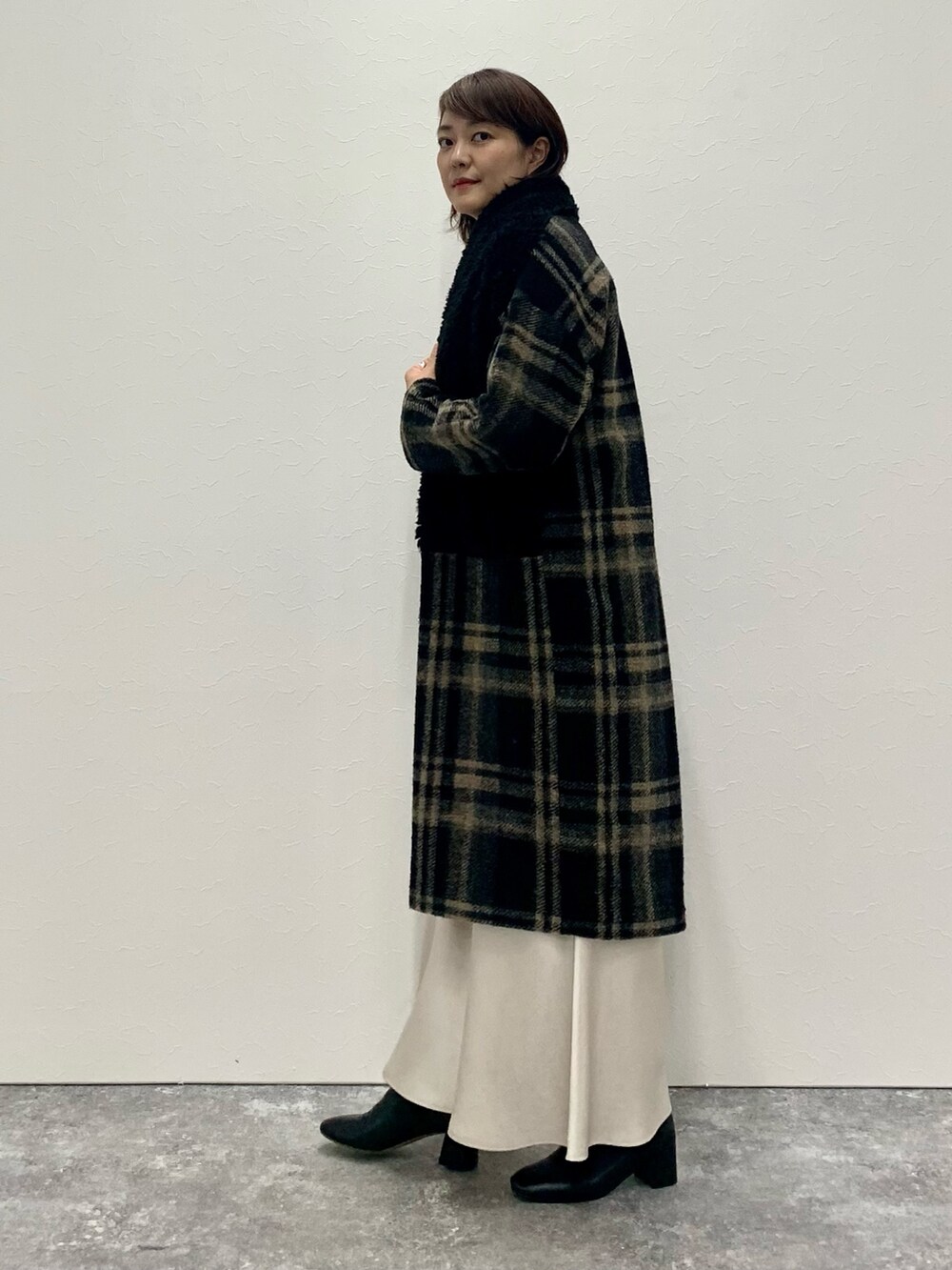 「きれいめカジュアル、キレイめ、オトナ女子、チェック、ファー、ロングスカート」｜「NOLLEY’Sの◇【WEB限定】サテンバイアスフレアスカート（スカート、ホワイト系）」を使った、Yuki.Tさん（レディース・163cm）の秋コーディネートの5枚目の写真
