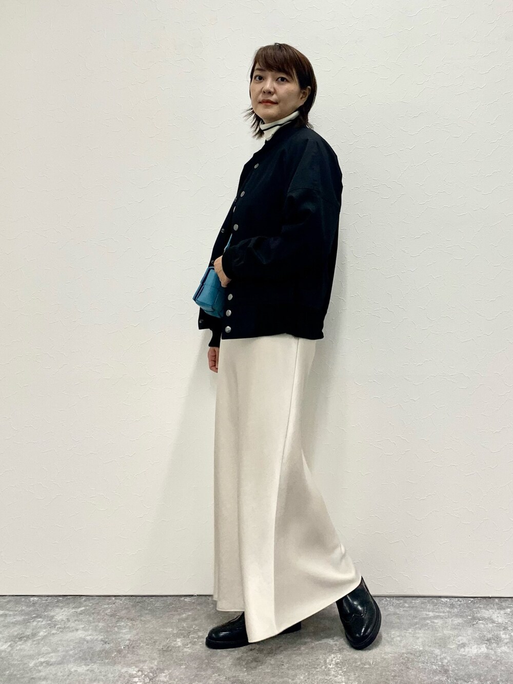 「きれいめカジュアル、大人カジュアル、大人コーデ、大人女子、オトナカジュアル、秋冬コーデ、秋コーデ、秋のコーデ、スタジャン、オトナ女子」｜「NOLLEY’Sの◇【WEB限定】サテンバイアスフレアスカート（スカート、ホワイト系）」を使った、Yuki.Tさん（レディース・163cm）の秋コーディネートの4枚目の写真