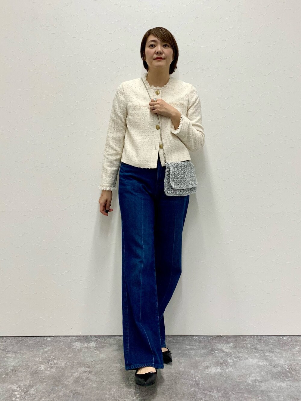 「ジャケット、ジャケットコーデ、ジャケット　デニム、デニム、デニムパンツ、大人カジュアル、オトナカジュアル、きれいめカジュアル、ツイード、ツイードジャケット、ママコーデ」｜「Rie Millerのセンタープレスハイウエストデニム（デニムパンツ、ブルー系）」を使った、Yuki.Tさん（レディース・163cm）の冬コーディネートの3枚目の写真
