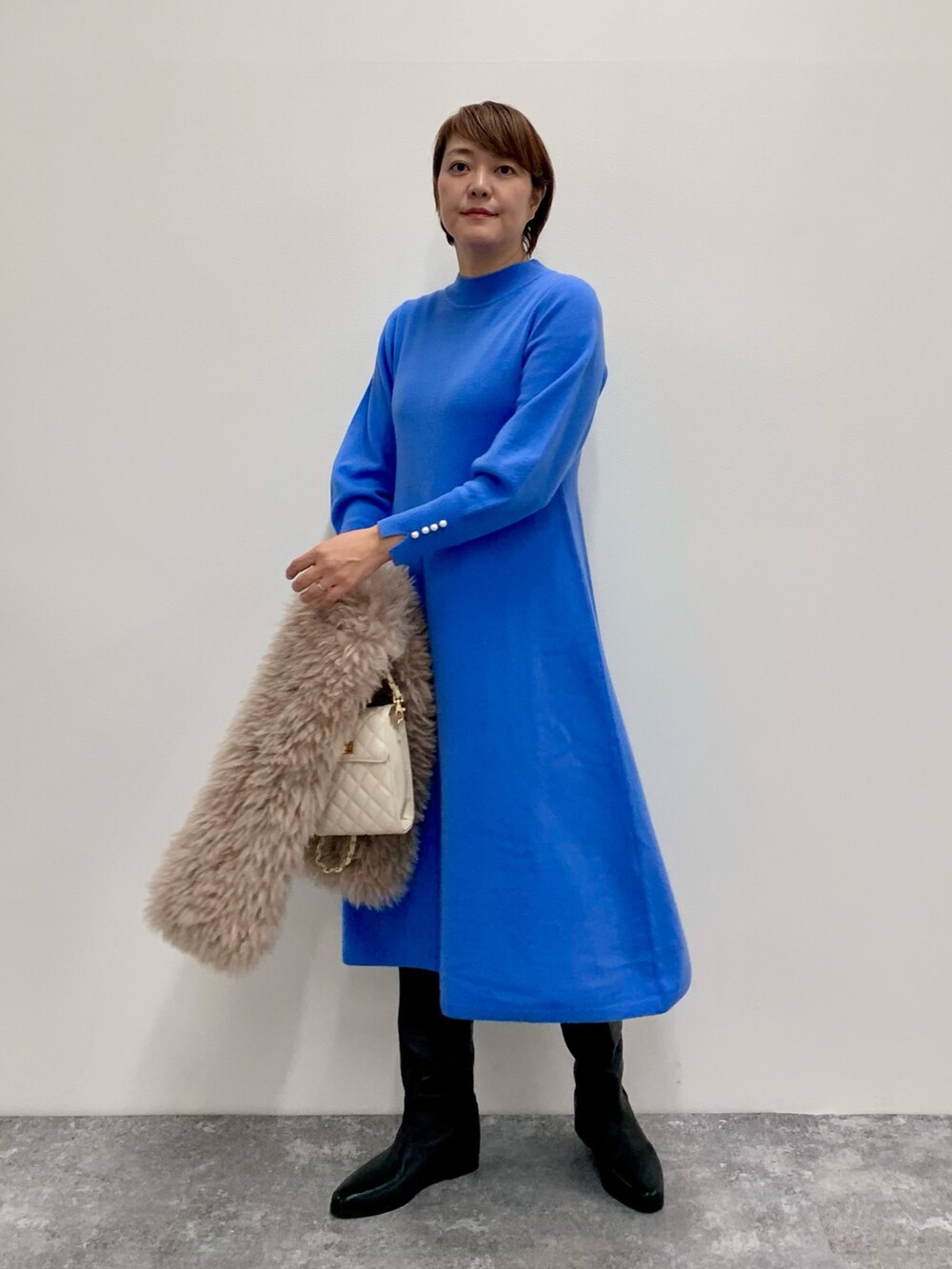 「お出かけコーデ、オトナ女子、忘年会、ニットワンピース、大人かわいい、オトナカジュアル、ロングブーツ、ファー小物、ファー」｜「NOLLEY’Sのキルトチェーンポシェット（ショルダーバッグ、ホワイト系）」を使った、Yuki.Tさん（レディース・163cm）の冬コーディネートの5枚目の写真
