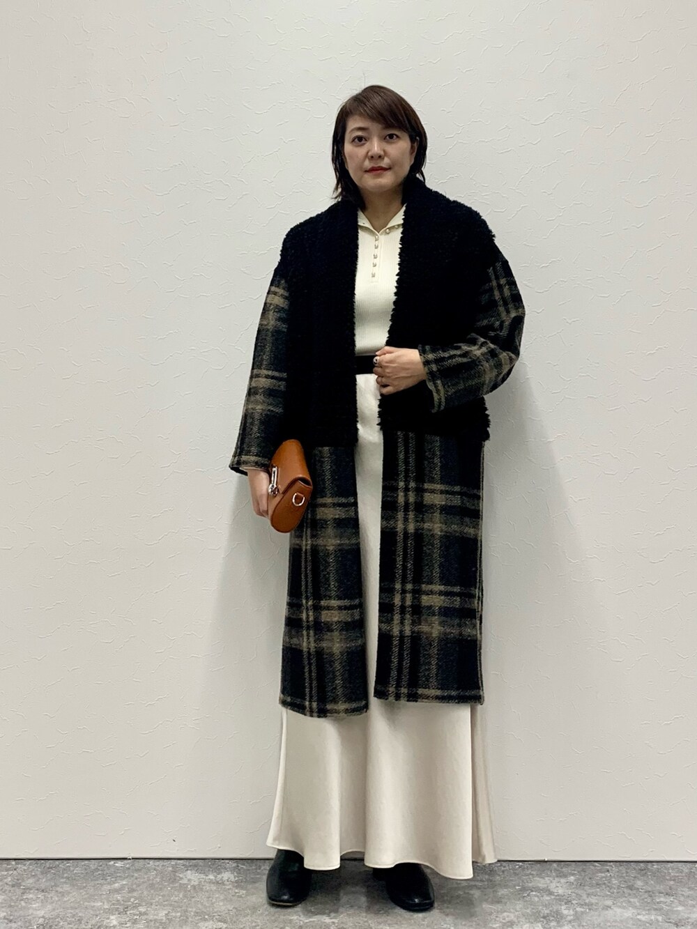 「きれいめカジュアル、キレイめ、オトナ女子、チェック、ファー、ロングスカート」｜「NOLLEY’Sの◇【WEB限定】サテンバイアスフレアスカート（スカート、ホワイト系）」を使った、Yuki.Tさん（レディース・163cm）の秋コーディネートの2枚目の写真