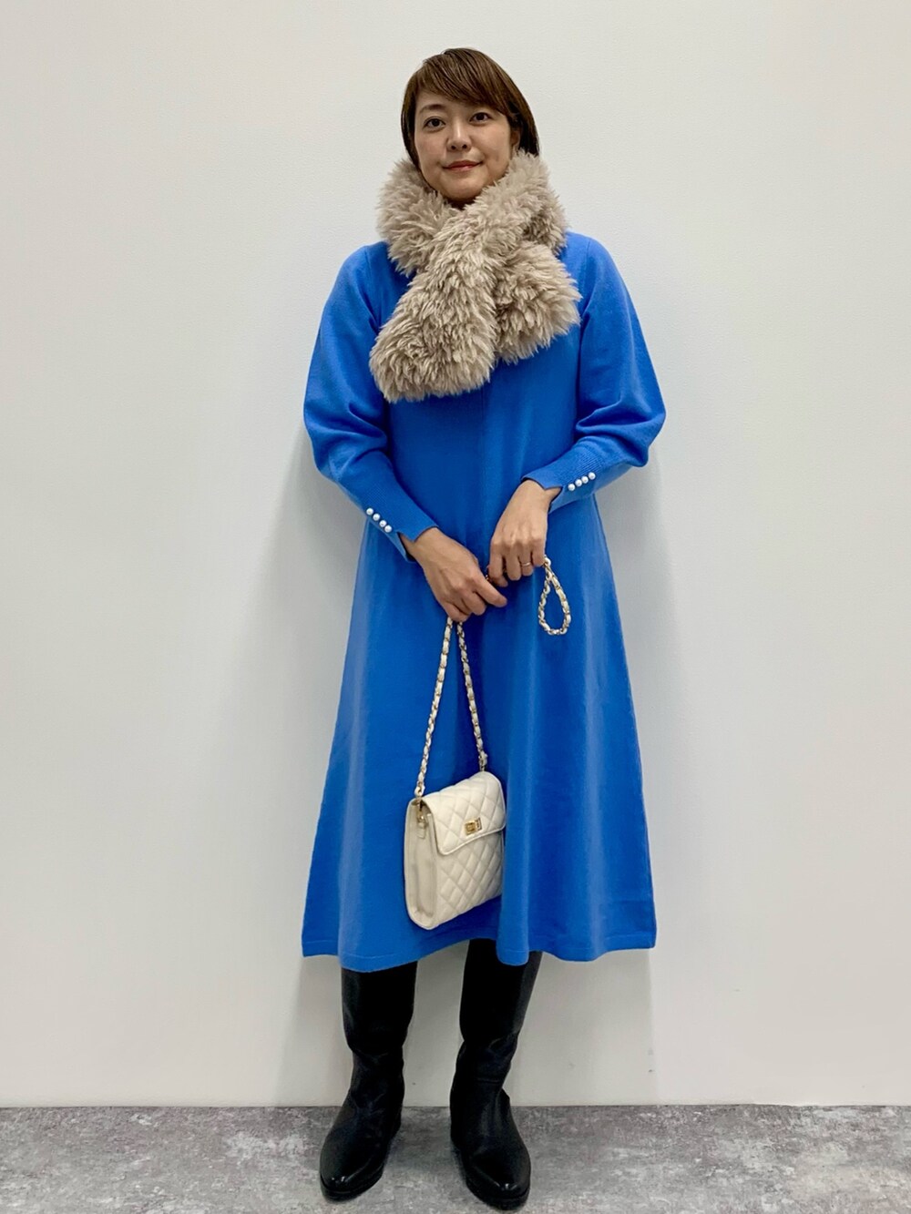 「お出かけコーデ、オトナ女子、忘年会、ニットワンピース、大人かわいい、オトナカジュアル、ロングブーツ、ファー小物、ファー」｜「NOLLEY’Sのキルトチェーンポシェット（ショルダーバッグ、ホワイト系）」を使った、Yuki.Tさん（レディース・163cm）の冬コーディネートの2枚目の写真