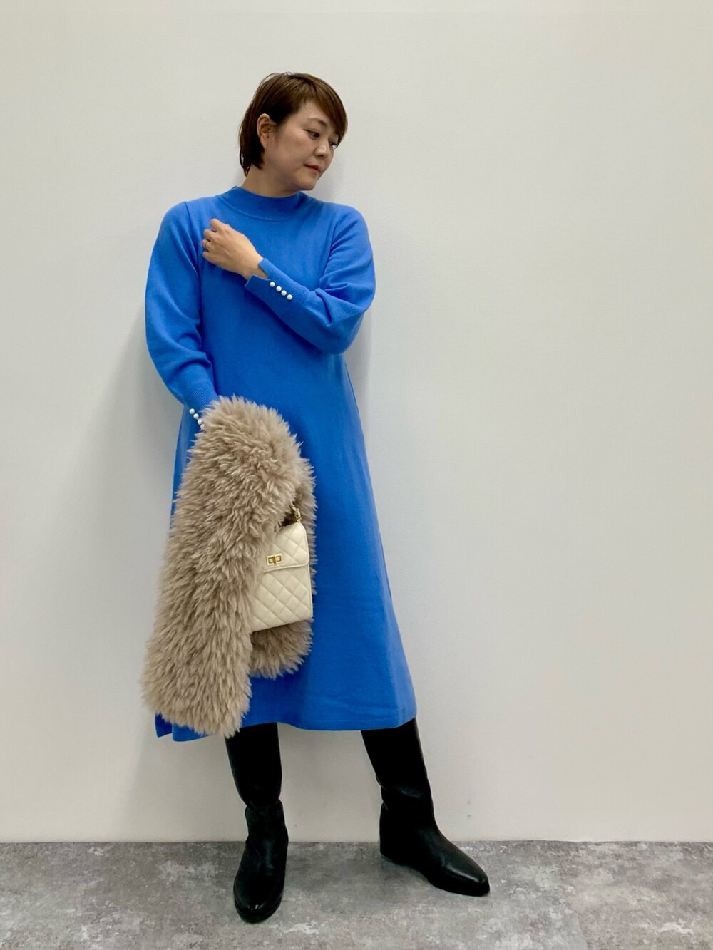 「お出かけコーデ、オトナ女子、忘年会、ニットワンピース、大人かわいい、オトナカジュアル、ロングブーツ、ファー小物、ファー」｜「NOLLEY’Sのキルトチェーンポシェット（ショルダーバッグ、ホワイト系）」を使った、Yuki.Tさん（レディース・163cm）の冬コーディネートの4枚目の写真