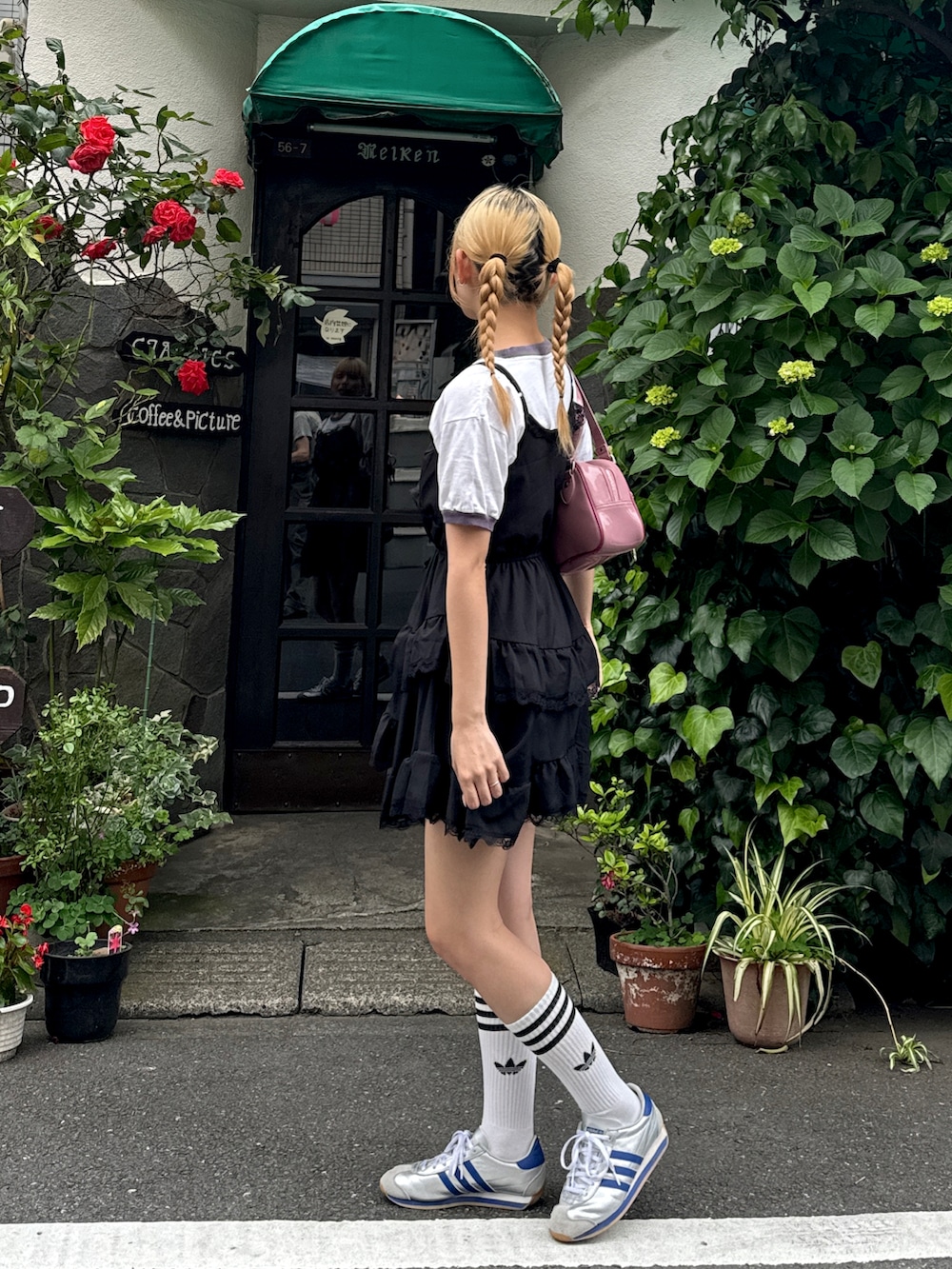 ピンク系のハンドバッグ、ホワイト系のTシャツ/カットソー、ブラック系のワンピースを着用したレディースの夏コーディネートの3枚目の写真