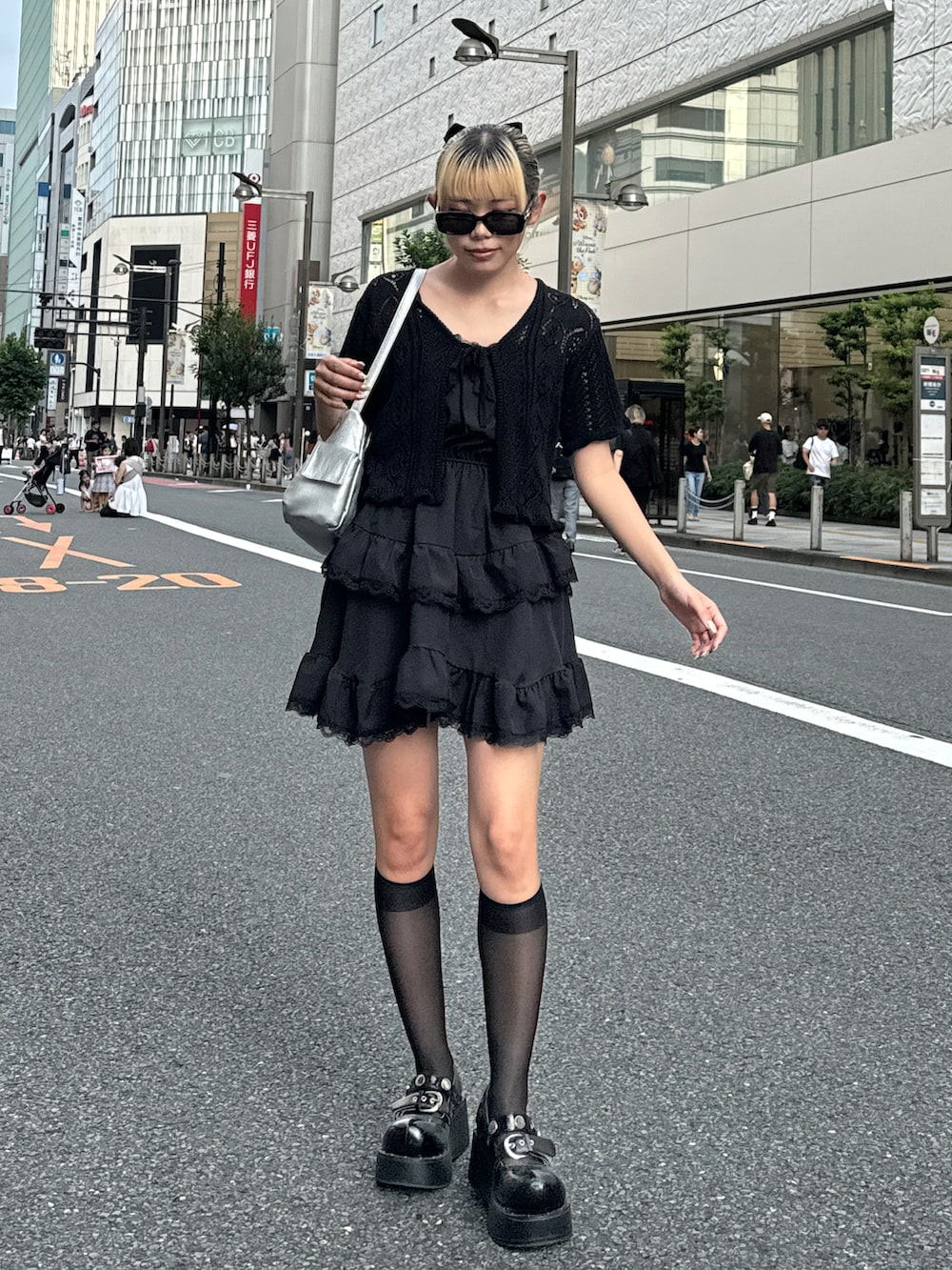 「お出かけコーデ、ブラックコーデ、夏コーデ、オールブラック、キャミワンピ、ワンピース、カーディガン」｜「me+em selectの【 ５color ／ ２WAY 】アウトポケットフェイクレザーショルダーバッグ（ショルダーバッグ、シルバー系）」を使った、p!noさん（レディース・156cm）の夏コーディネートの2枚目の写真