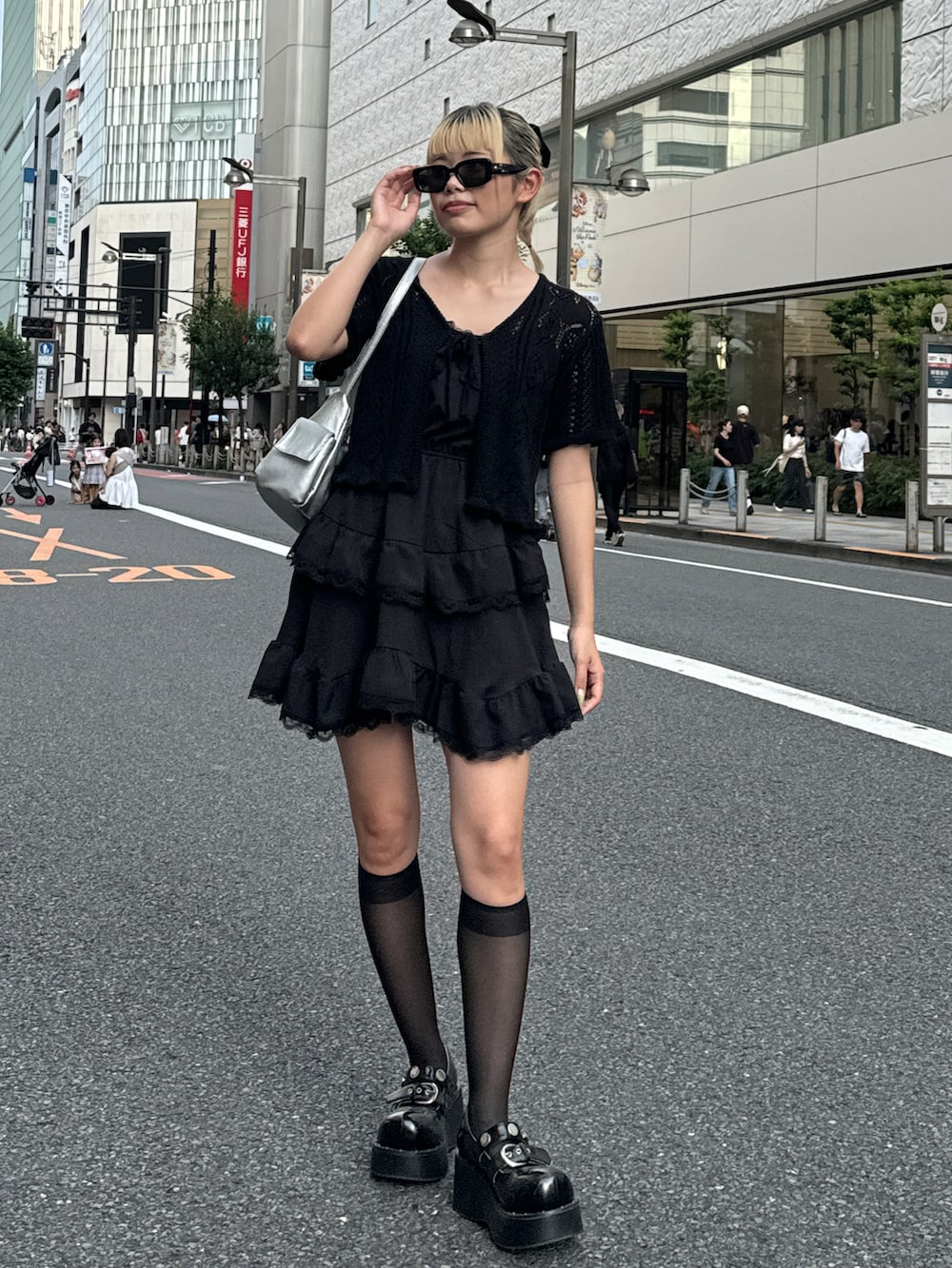 「お出かけコーデ、ブラックコーデ、夏コーデ、オールブラック、キャミワンピ、ワンピース、カーディガン」｜「me+em selectの【 ５color ／ ２WAY 】アウトポケットフェイクレザーショルダーバッグ（ショルダーバッグ、シルバー系）」を使った、p!noさん（レディース・156cm）の夏コーディネートの3枚目の写真