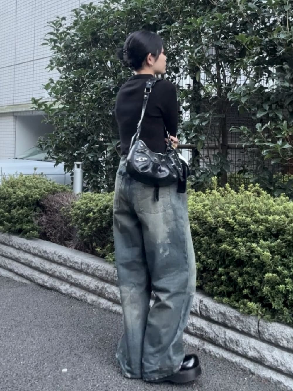 「秋っぽコーデ更新中、モノトーン、モノトーンコーデ、ブラック、ブラックコーデ、デニムパンツ、ワイドデニム」｜「LAFFMOのハートミラー＆ポーチ付き2WAYショルダーバッグ（ショルダーバッグ、ブラック系）」を使った、p!noさん（レディース・156cm）の秋コーディネートの2枚目の写真