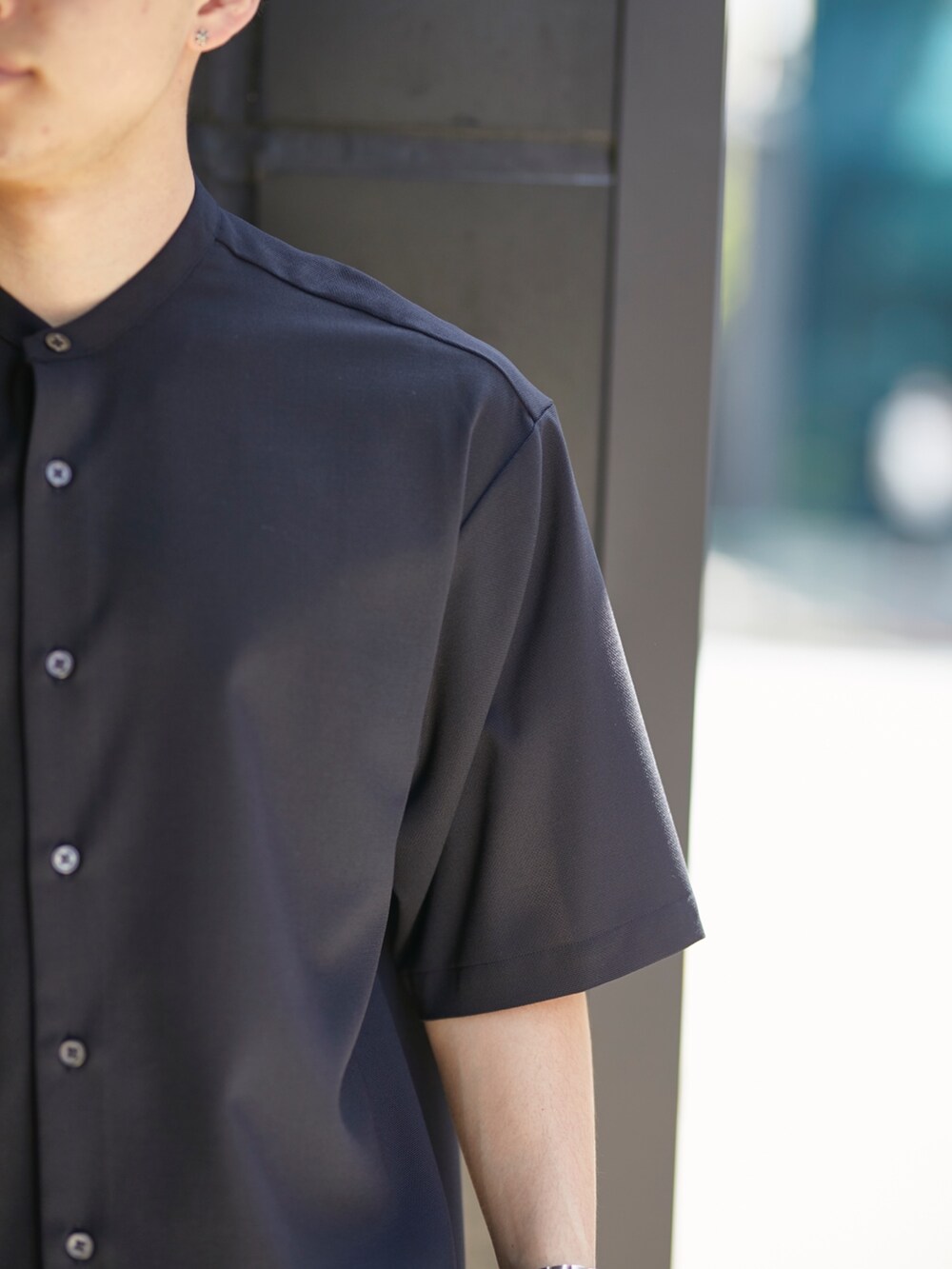 ブルー系のシャツ/ブラウスを着用したメンズの春コーディネートの2枚目の写真