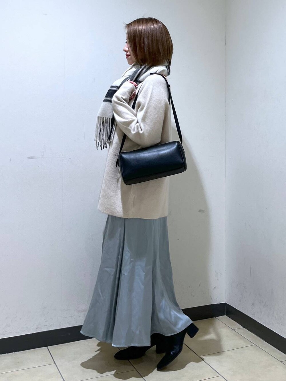 「フェミニン、冬コーデ、マフラー、休日コーデ、楽ちんコーデ、apart by lowrys、低身長、着痩せ・細見え、きれいめ」｜「A part byのCNラクーンコン2WAYニット（ニット/セーター、ホワイト系）」を使った、chikaさん（レディース・154cm）の冬コーディネートの2枚目の写真