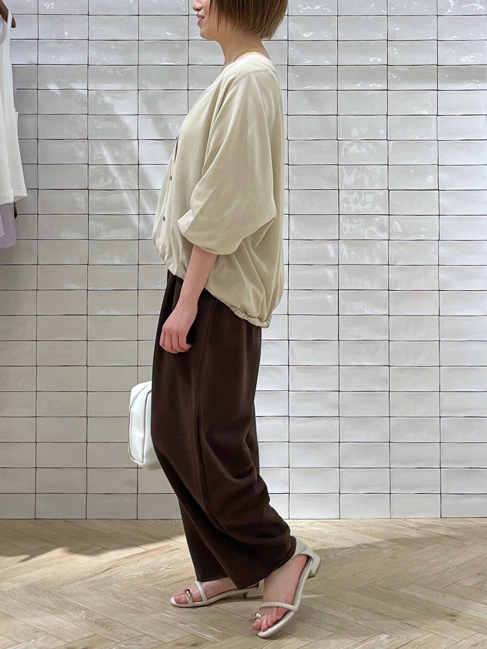 「低身長、着痩せ・細見え、きれいめ、カジュアル、シンプルコーデ、楽ちんコーデ、体型カバー、休日コーデ、UVカット、接触冷感、apart by lowrys、人気アイテムをチェック！」｜「LOWRYS FARMのスタイルＵＰクロスカップキャミ　100757（Tシャツ/カットソー、ホワイト系）」を使った、chikaさん（レディース・154cm）の夏コーディネートの2枚目の写真