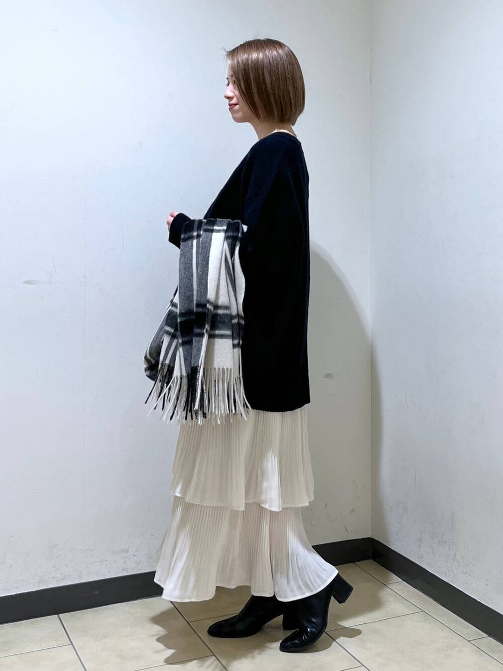 「フェミニン、低身長、着痩せ・細見え、きれいめ、冬コーデ、お仕事コーデ_apart by lowrys、休日コーデ、デート/ロマンティック、apart by lowrys、人気アイテムをチェック！」｜「A part byのカシミヤコンBIG Vネックカーディガン（カーディガン/ボレロ、ブルー系）」を使った、chikaさん（レディース・154cm）の冬コーディネートの2枚目の写真