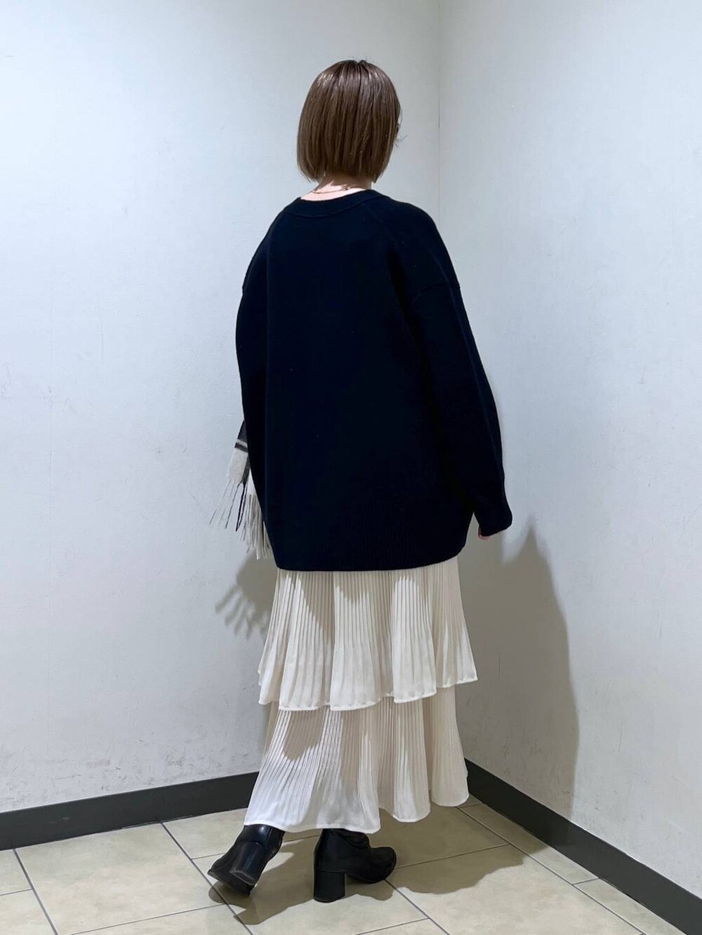 「フェミニン、低身長、着痩せ・細見え、きれいめ、冬コーデ、お仕事コーデ_apart by lowrys、休日コーデ、デート/ロマンティック、apart by lowrys、人気アイテムをチェック！」｜「A part byのカシミヤコンBIG Vネックカーディガン（カーディガン/ボレロ、ブルー系）」を使った、chikaさん（レディース・154cm）の冬コーディネートの3枚目の写真