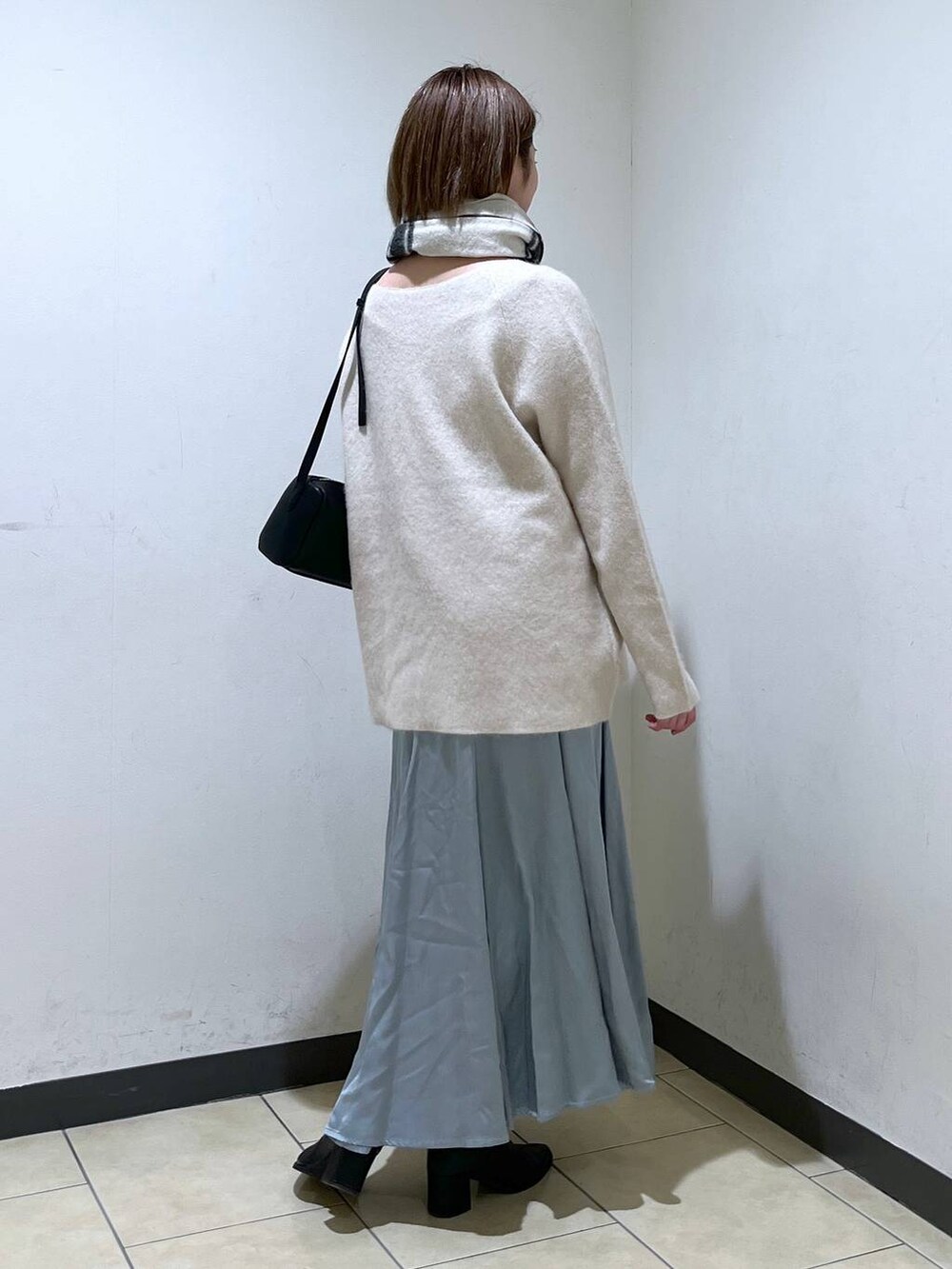 「フェミニン、冬コーデ、マフラー、休日コーデ、楽ちんコーデ、apart by lowrys、低身長、着痩せ・細見え、きれいめ」｜「A part byのCNラクーンコン2WAYニット（ニット/セーター、ホワイト系）」を使った、chikaさん（レディース・154cm）の冬コーディネートの3枚目の写真