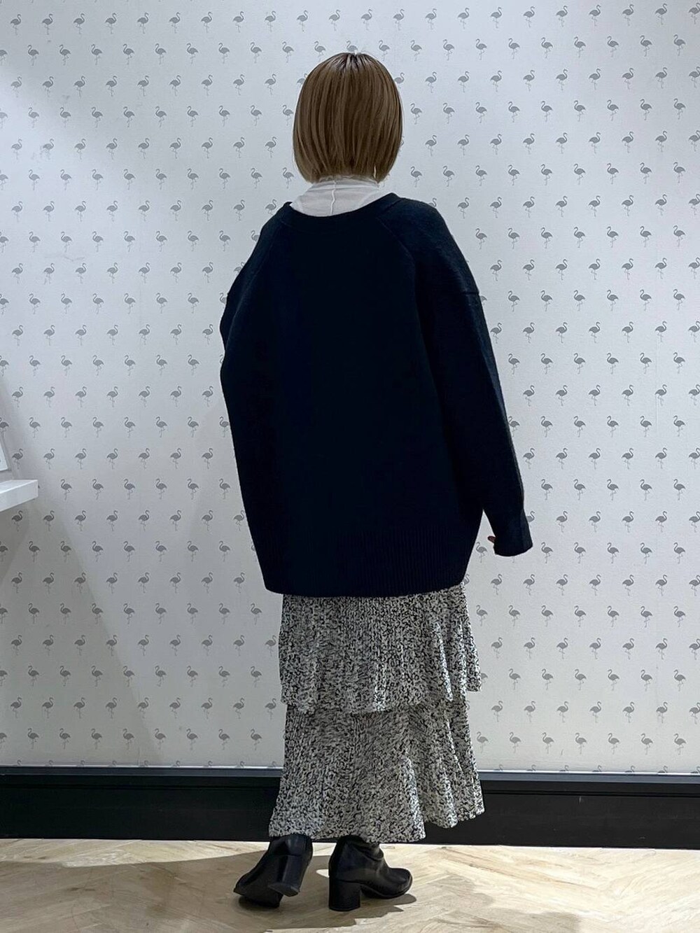 「冬コーデ、お仕事コーデ_apart by lowrys、低身長、着痩せ・細見え、きれいめ、フェミニン、カジュアル、休日コーデ、apart by lowrys」｜「A part byのカシミヤコンBIG Vネックカーディガン（カーディガン/ボレロ、ブルー系）」を使った、chikaさん（レディース・154cm）の冬コーディネートの3枚目の写真