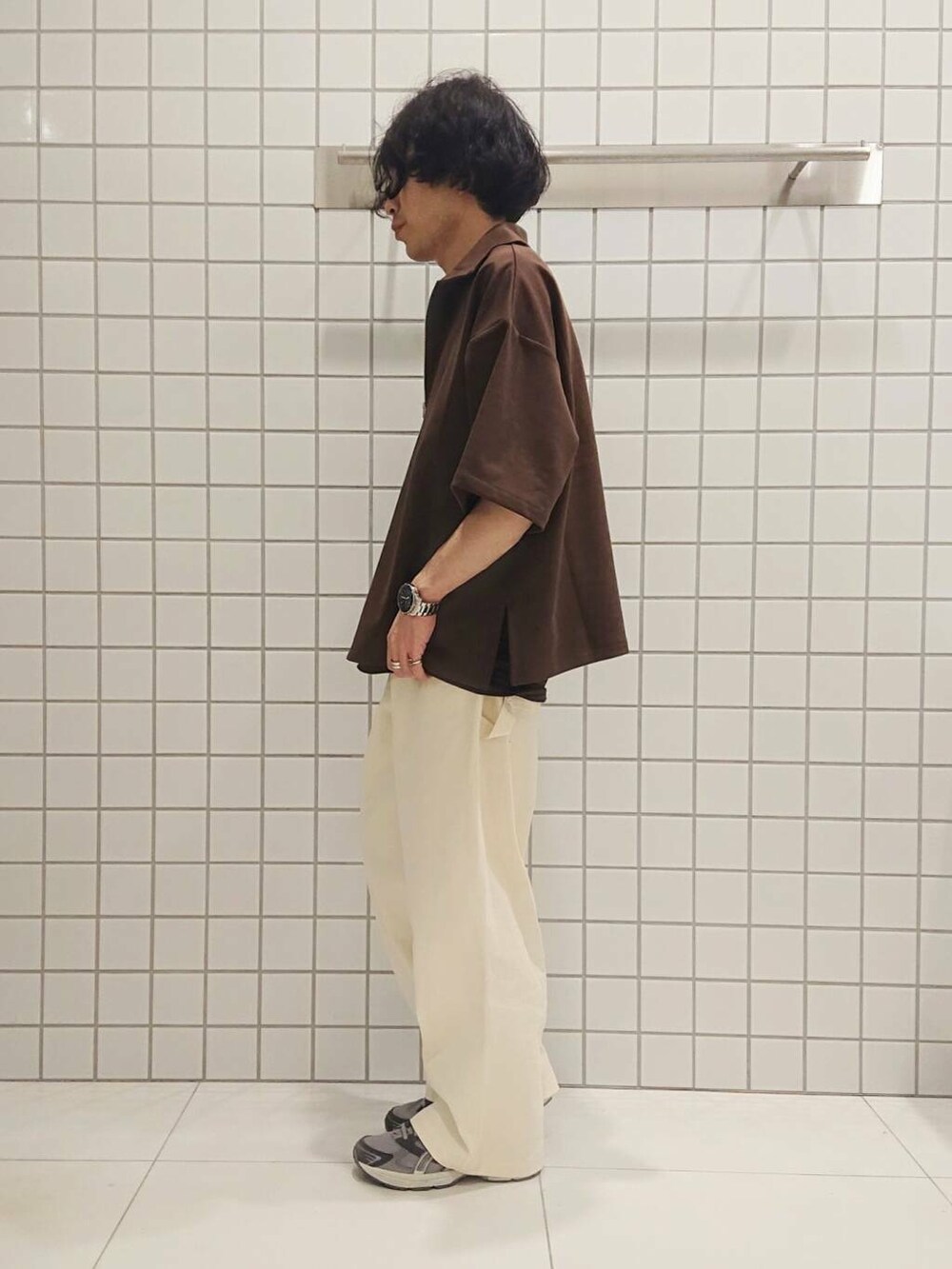 ブラウン系のタンクトップ、ブラウン系のTシャツ/カットソー、ホワイト系のその他パンツを着用したメンズの夏コーディネートの2枚目の写真