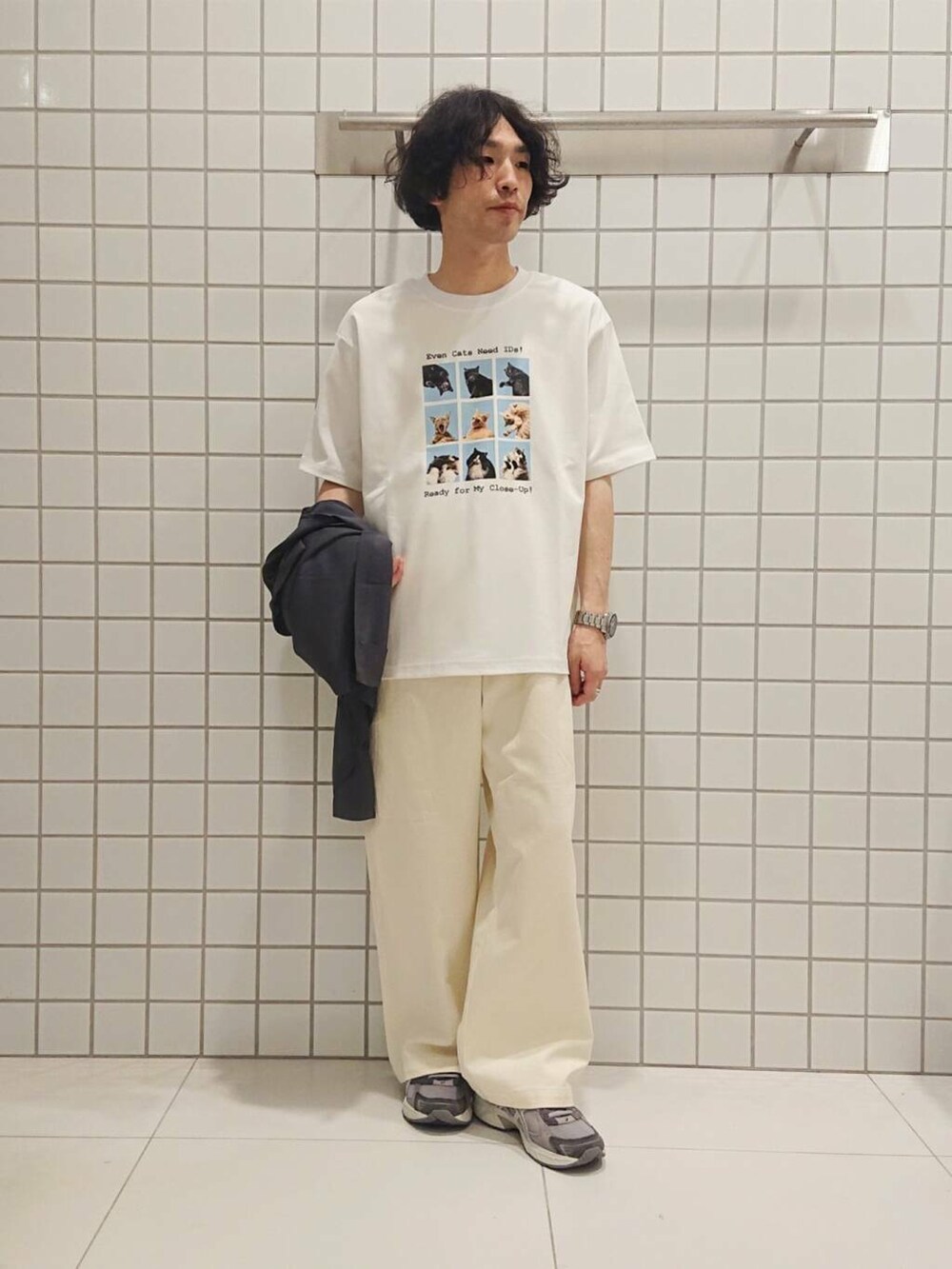 ホワイト系のTシャツ/カットソー、グレー系のシャツ/ブラウス、ホワイト系のその他パンツを着用したメンズの夏コーディネートの2枚目の写真