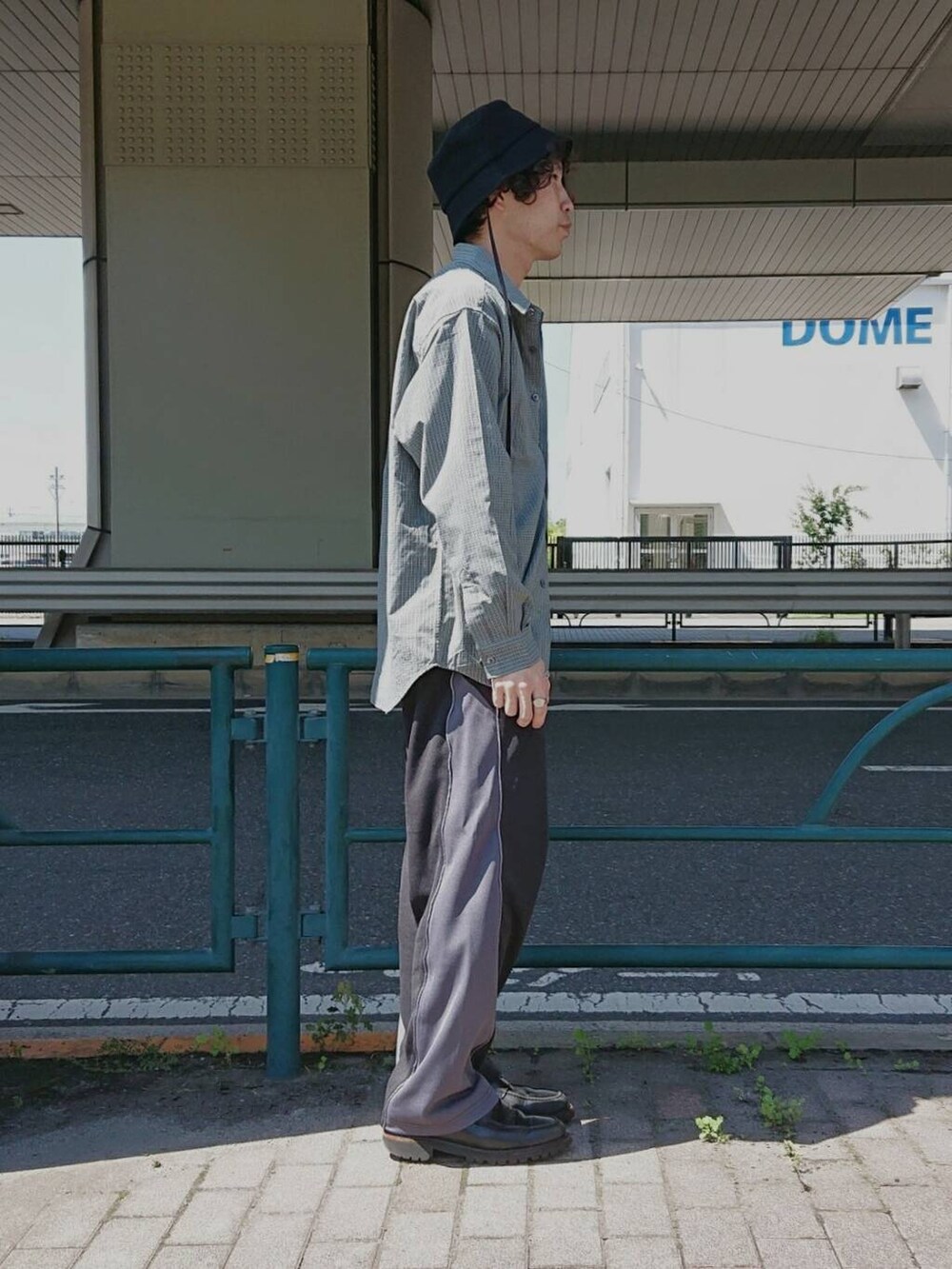 ブルー系のシャツ/ブラウス、ブラック系のその他パンツ、ブラック系のTシャツ/カットソーを着用したメンズの秋コーディネートの2枚目の写真