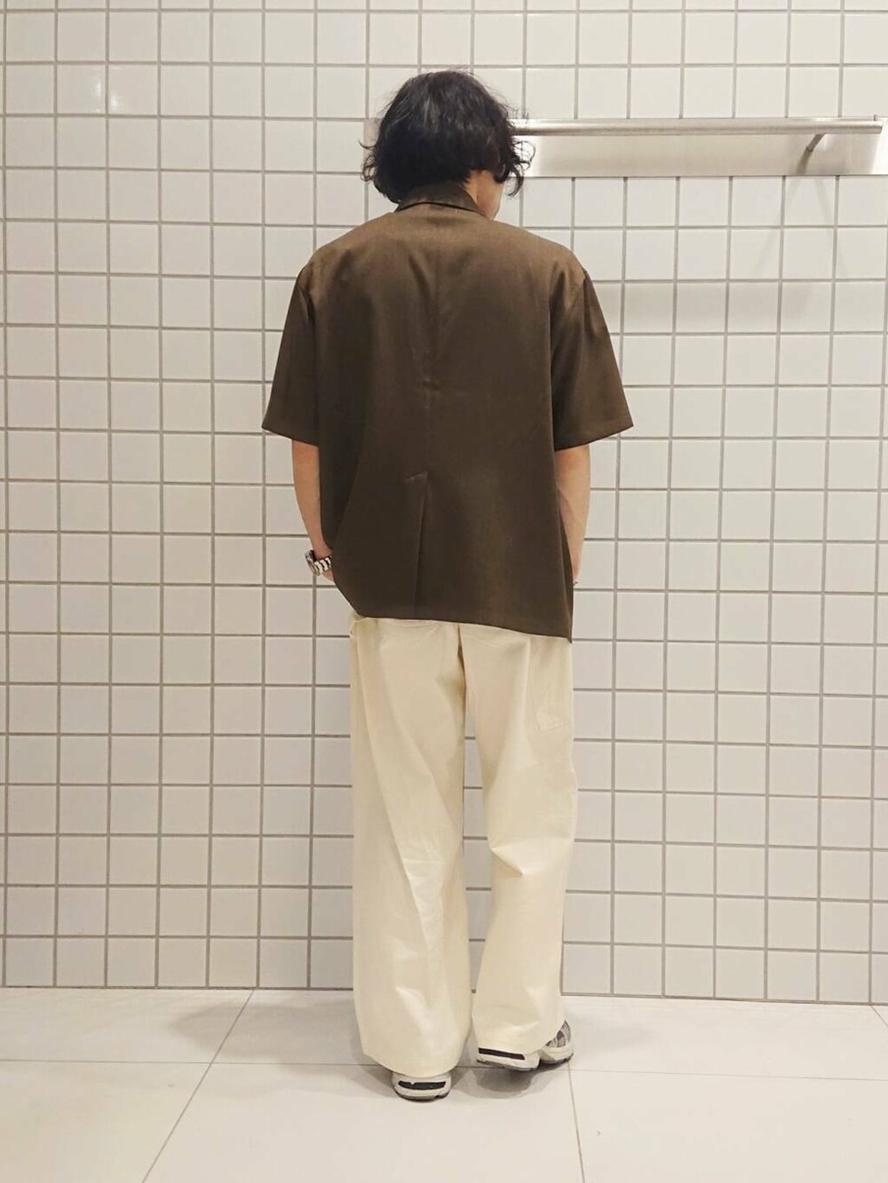 ブルー系のニット/セーター、ブラウン系のその他アウター、ホワイト系のその他パンツを着用したメンズの夏コーディネートの2枚目の写真