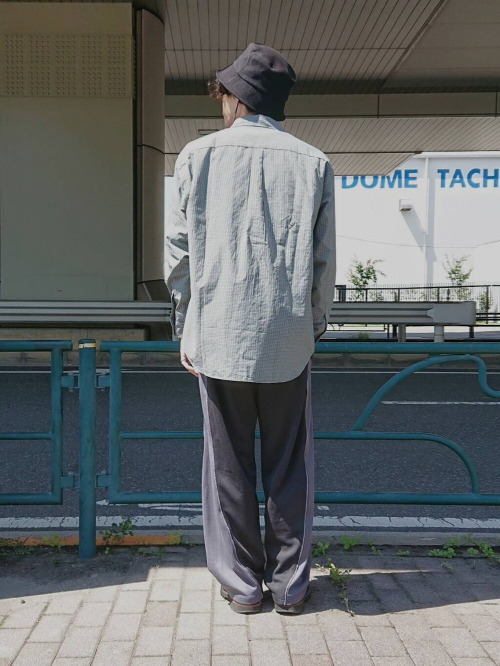 ブルー系のシャツ/ブラウス、ブラック系のその他パンツ、ブラック系のTシャツ/カットソーを着用したメンズの秋コーディネートの3枚目の写真