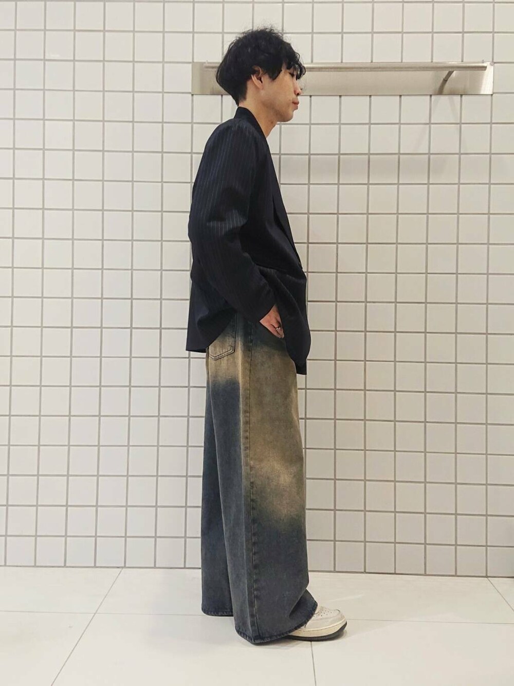 「デニム、ワイドパンツ、カジュアル、ニット、デートコーデ、きれいめカジュアル、ストライプ、春コーデ、senseofplace、春アウター、newarrival、ユニセックス、items、私のイチ推しブランド」|「ITEMS URBANRESEARCHのループJQDニット LEAD ME(ニット/セーター、ブラック系)」を使った、ちくちさん(メンズ・168cm)の冬コーディネートの3枚目の写真