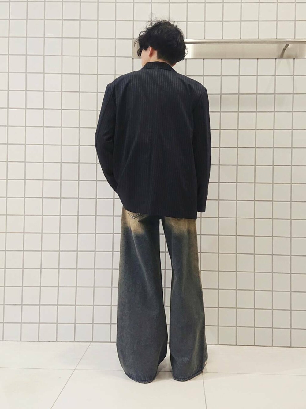 「デニム、ワイドパンツ、カジュアル、ニット、デートコーデ、きれいめカジュアル、ストライプ、春コーデ、senseofplace、春アウター、newarrival、ユニセックス、items、私のイチ推しブランド」|「ITEMS URBANRESEARCHのループJQDニット LEAD ME(ニット/セーター、ブラック系)」を使った、ちくちさん(メンズ・168cm)の冬コーディネートの4枚目の写真