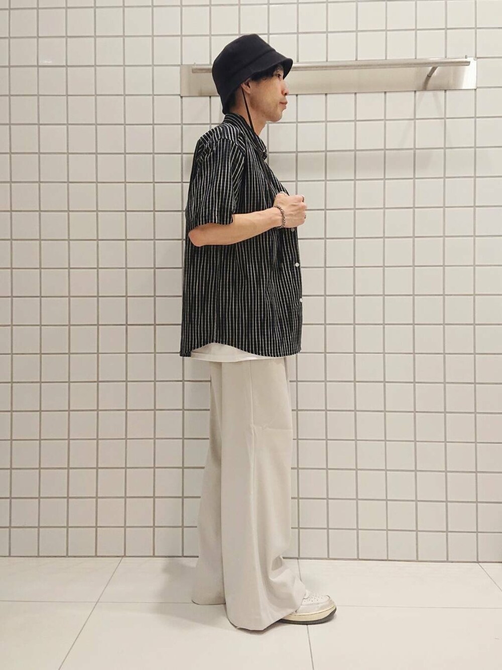 ブラック系のシャツ/ブラウス、ホワイト系のTシャツ/カットソー、ベージュ系のその他パンツを着用したメンズの夏コーディネートの2枚目の写真