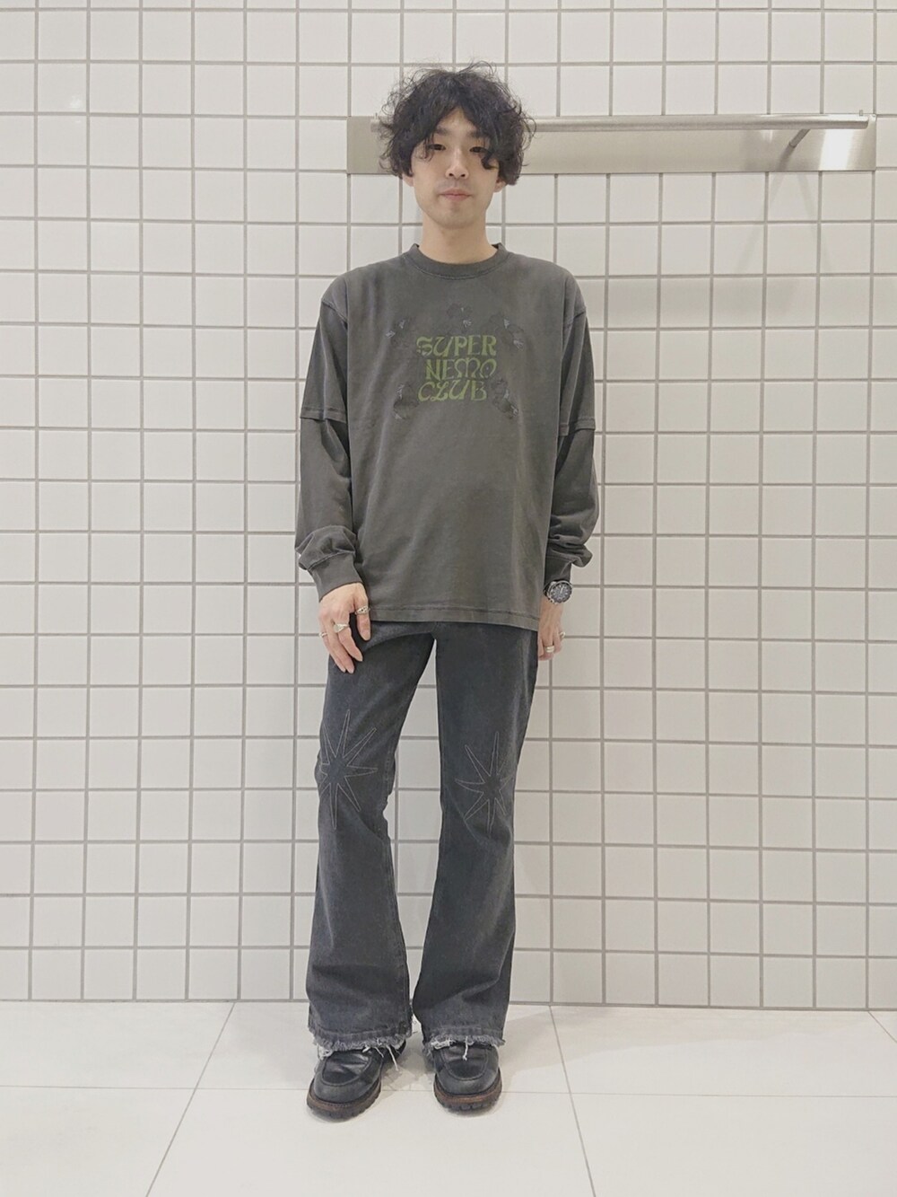 「SENSEOFPLACE、冬コーデ、カジュアル、きれいめカジュアル、ジャケットスタイル、モノトーン、リバーシブル、ユニセックス、レザー、ボア、デニム、フレアパンツ」｜「SENSE OF PLACE by URBAN RESEARCHの『別注』SHUHEI KOKI×SENSE OF PLACE　フェイクレイヤードTシャツ（Tシャツ/カットソー、グレー系）」を使った、ちくちさん（メンズ・168cm）の冬コーディネートの2枚目の写真