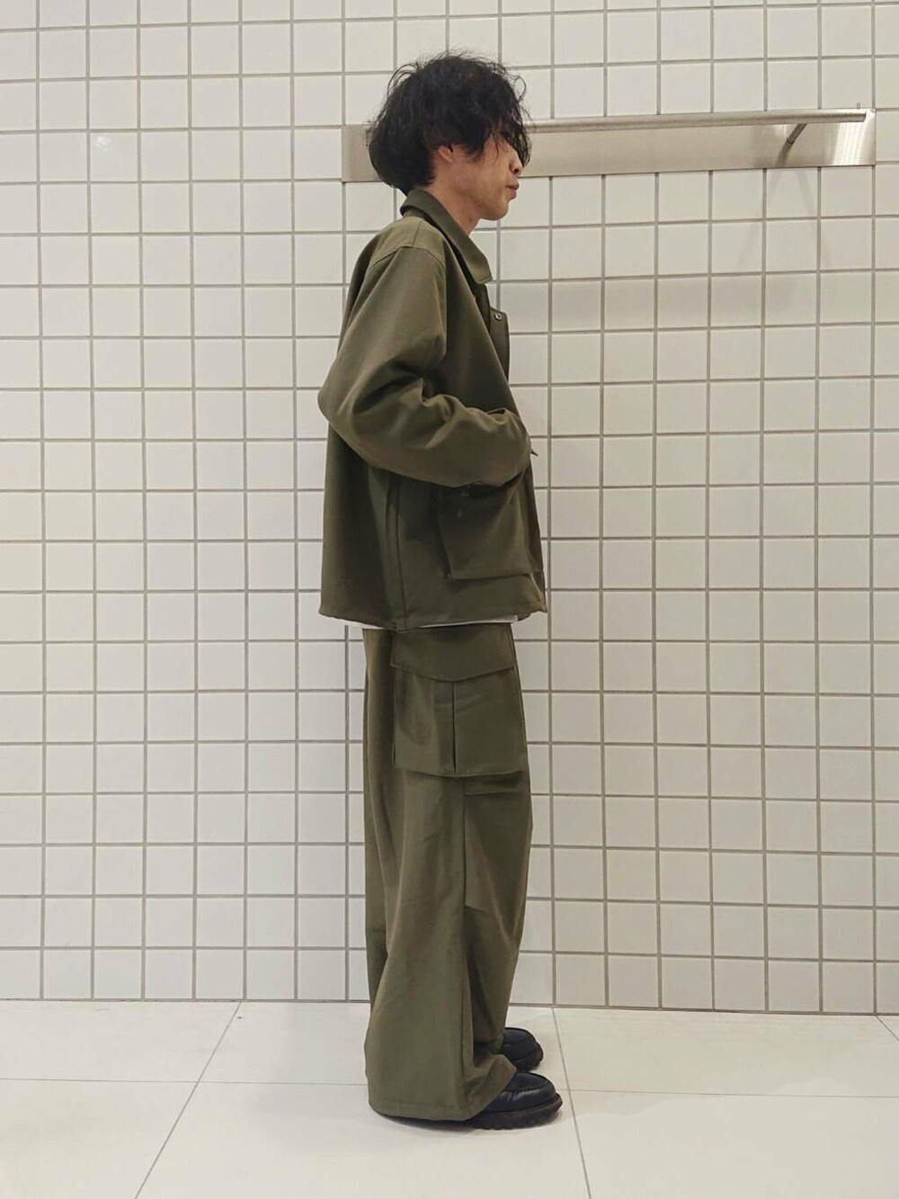 グレー系のスウェット、グリーン系のその他パンツ、グリーン系のブルゾンを着用したメンズの冬コーディネートの2枚目の写真