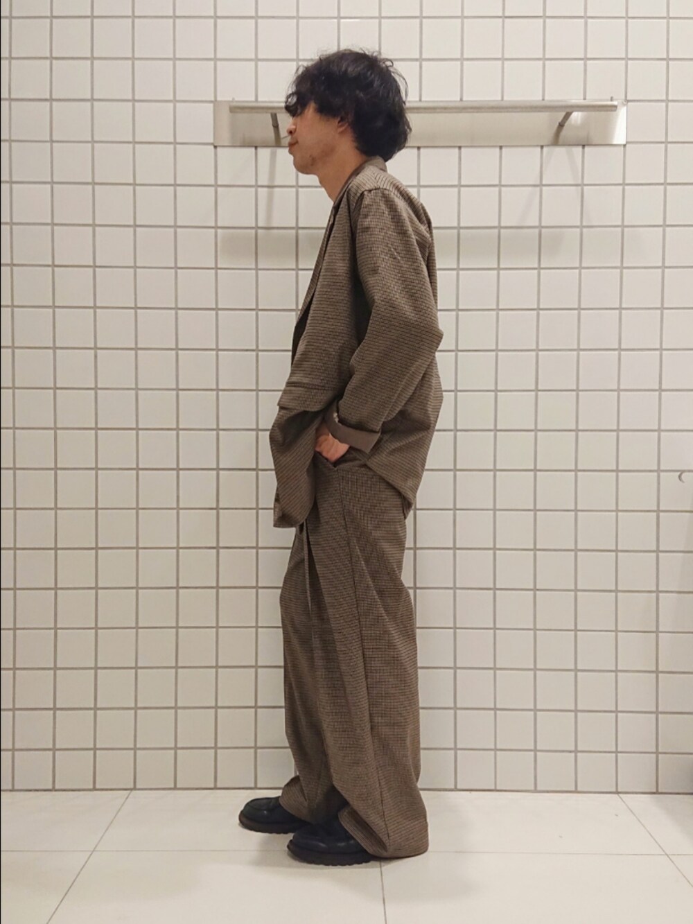 ブラック系のタンクトップ、ブラウン系のその他アウター、ブラウン系のその他パンツを着用したメンズの秋コーディネートの2枚目の写真