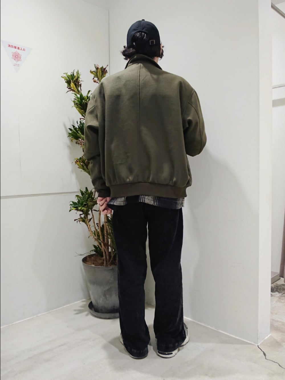 グリーン系のブルゾン、ブラック系のシャツ/ブラウス、ブラック系のその他パンツを着用したメンズの冬コーディネートの3枚目の写真