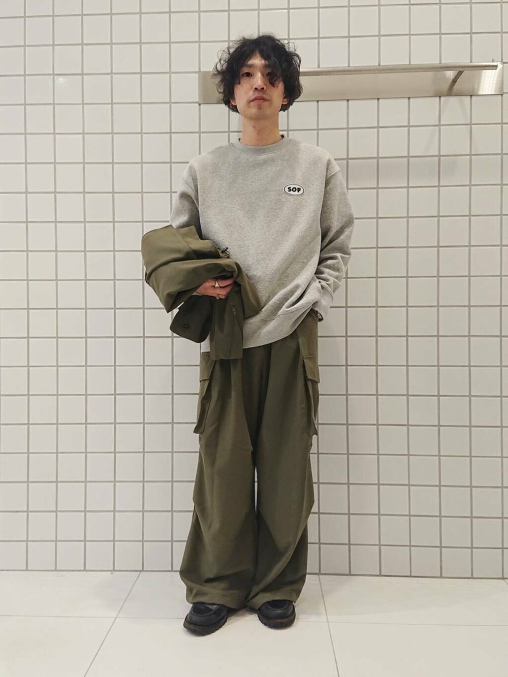 グレー系のスウェット、グリーン系のその他パンツ、グリーン系のブルゾンを着用したメンズの冬コーディネートの3枚目の写真