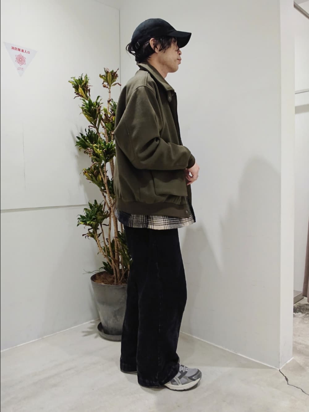 グリーン系のブルゾン、ブラック系のシャツ/ブラウス、ブラック系のその他パンツを着用したメンズの冬コーディネートの2枚目の写真