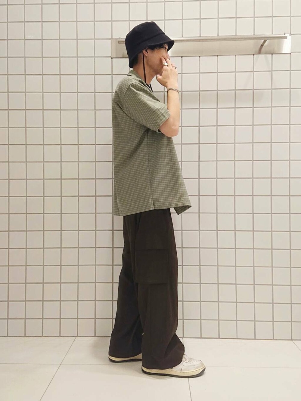 ブラック系のTシャツ/カットソー、グリーン系のシャツ/ブラウス、グリーン系のその他パンツを着用したメンズの夏コーディネートの2枚目の写真