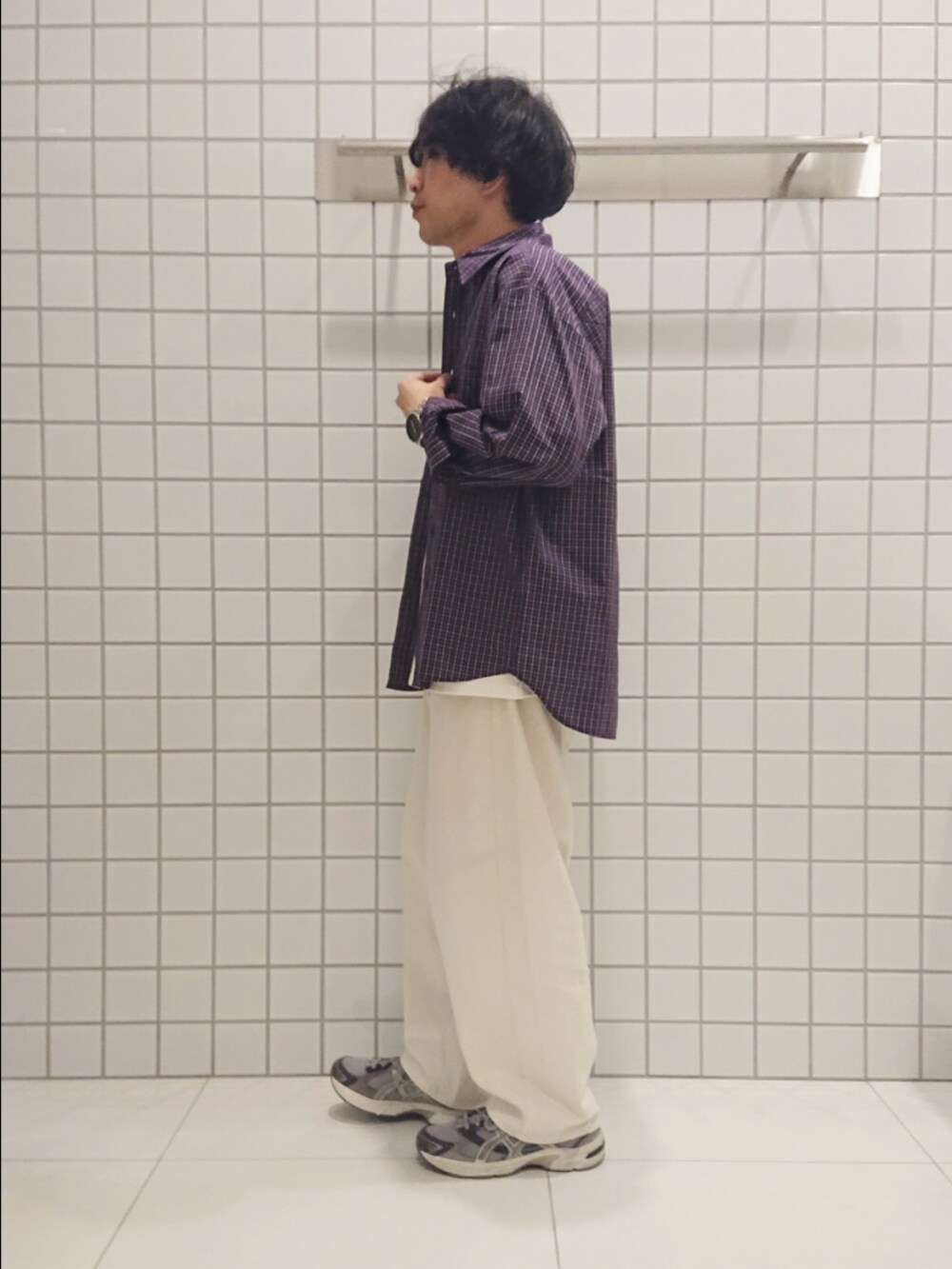 パープル系のシャツ/ブラウス、ホワイト系のTシャツ/カットソー、ホワイト系のその他パンツを着用したメンズの夏コーディネートの2枚目の写真