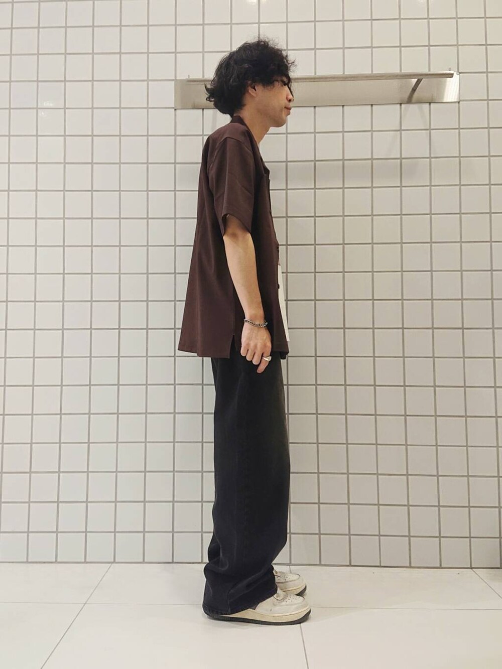 ホワイト系のTシャツ/カットソー、ブラック系のデニムパンツ、ブラウン系のシャツ/ブラウスを着用したメンズの夏コーディネートの2枚目の写真