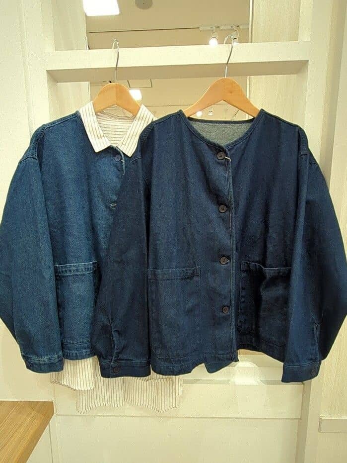 ブルー系のデニムジャケット、ブルー系のデニムジャケット、ベージュ系のシャツ/ブラウスを着用したレディースの秋コーディネートの3枚目の写真