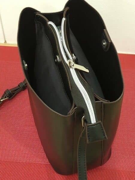 ブラック系のショルダーバッグ、イエロー系のショルダーバッグ、ブルー系のショルダーバッグを着用したレディースの秋コーディネートの5枚目の写真