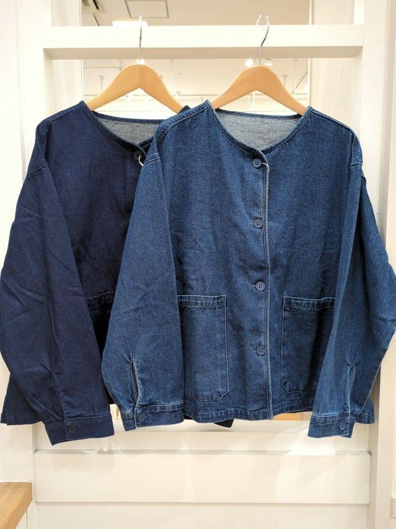 ブルー系のデニムジャケット、ブルー系のデニムジャケット、グレー系のニット/セーターを着用したレディースの秋コーディネートの2枚目の写真