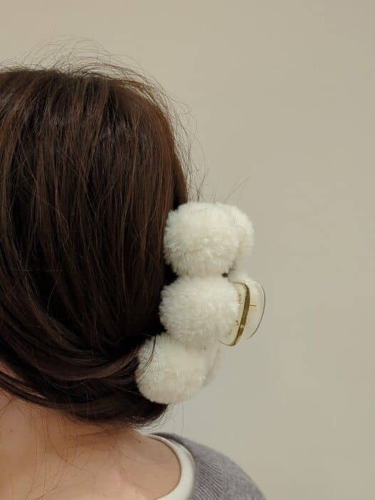 ピンク系のその他ヘアアクセサリー、ホワイト系のその他ヘアアクセサリー、ゴールド系のアナログ腕時計を着用したレディースの秋コーディネートの5枚目の写真
