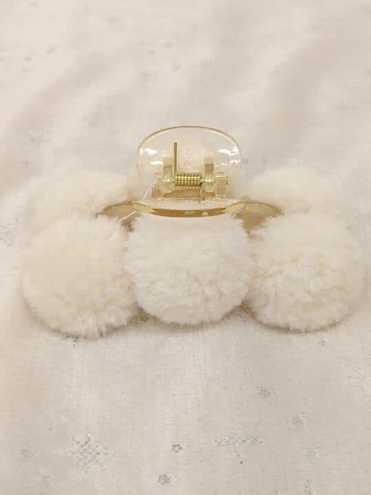 ピンク系のその他ヘアアクセサリー、ホワイト系のその他ヘアアクセサリー、ゴールド系のアナログ腕時計を着用したレディースの秋コーディネートの2枚目の写真