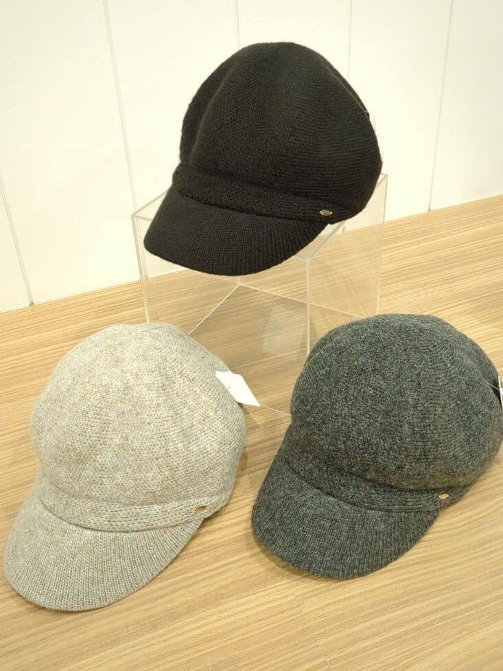 ベージュ系のショルダーバッグ、ブラック系のショルダーバッグ、ベージュ系のニット/セーターを着用したレディースの秋コーディネートの6枚目の写真