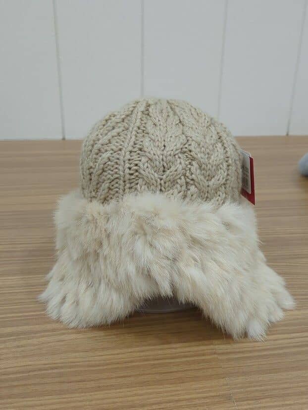 ブルー系のデニムジャケット、ブルー系のデニムジャケット、グレー系のニット/セーターを着用したレディースの秋コーディネートの4枚目の写真