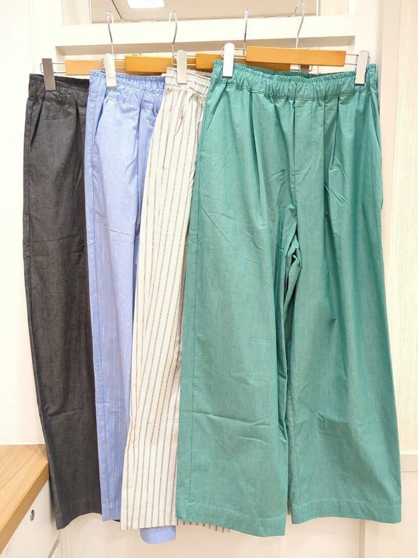 ブラック系のシャツ/ブラウス、ベージュ系のシャツ/ブラウス、ホワイト系のシャツ/ブラウスを着用したレディースの春コーディネートの4枚目の写真