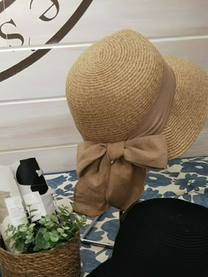 ベージュ系の折りたたみ傘、ブラック系の折りたたみ傘を着用したレディースの春コーディネートの3枚目の写真